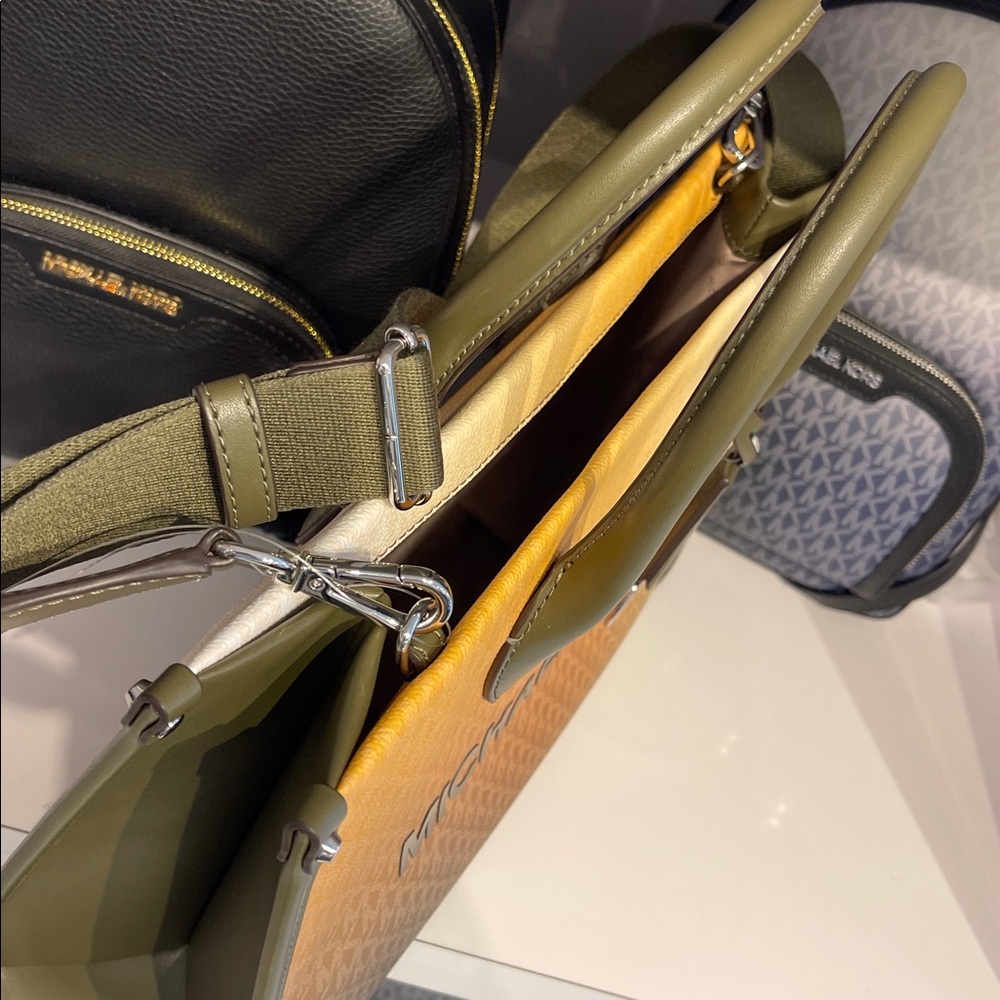 MICHAEL KORS Mirella Medium Ombré Signature Logo Tote Bag
Olive Combo
NWT - Picture 5 of 16